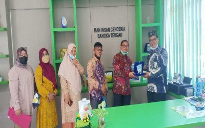 Kepala Biro AAKK UIN Raden Fatah Kunjungi MAN IC Bateng