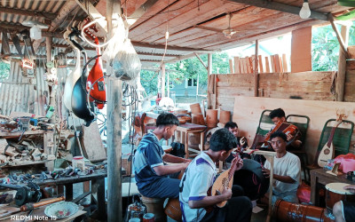 Siswa MAN IC Bangka Tengah Berguru kepada Maestro Dambus Jelang FLS3N Tingkat Provinsi